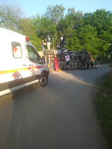 VOLCADURA EN GENERAL TERÁN REPORTAN VARIAS PERSONAS HERIDAS.