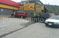 CHOCA AL DAR REVERSA A SU VEHÍCULO, IMPACTA TAXI EN AVENIDA DE MMORELOS.