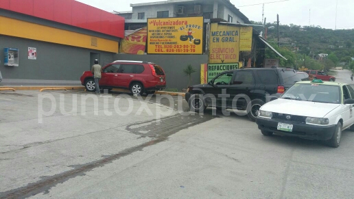 CHOCA AL DAR REVERSA A SU VEHÍCULO, IMPACTA TAXI EN AVENIDA DE MMORELOS.