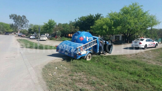 PIPA QUEDA EMBANCADA FRENTE MERCADO ESTACIÓN EN MMORELOS.