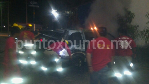 INCENDIO DE VEHICULO EN MONTEMORELOS, POLICÍA INVESTIGA POSIBLE FUE PROVOCADO.