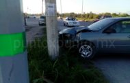 ABUELITO CHOCA SU AUTO CONTRA POSTE DE CONCRETO EN AVENIDA DE MMORELOS.