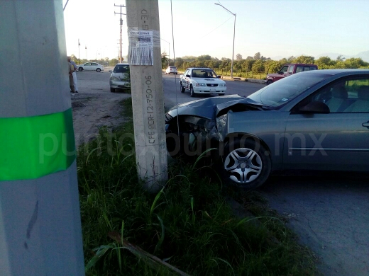 ABUELITO CHOCA SU AUTO CONTRA POSTE DE CONCRETO EN AVENIDA DE MMORELOS.