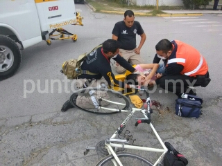 MUJER CICLISTA HERIDA EN CRUCE DE CALLES EN MONTEMORELOS.