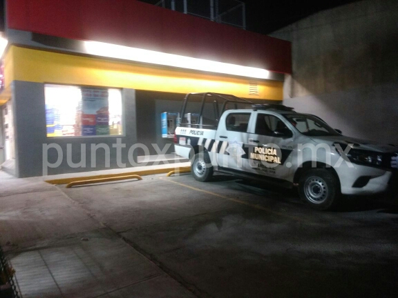 ASALTAN HOMBRES ARMADOS CADENA COMERCIAL OXXO EN LINARES.