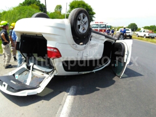 CHOQUE Y VOLCADURA EN MONTEMORELOS, REPORTAN CUATRO PERSONAS LESIONADAS.