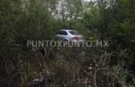 DERRAPA EN CARRETERA NACIONAL Y TERMINA ENTRE MATORRALES, REPORTAN SOLO DAÑOS.