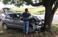 SE IMPACTAN CONTRA UN ÁRBOL EN CAMELLÓN CENTRAL EN CARRETERA NACIONAL, PASAJEROS RESULTAN ILESOS.