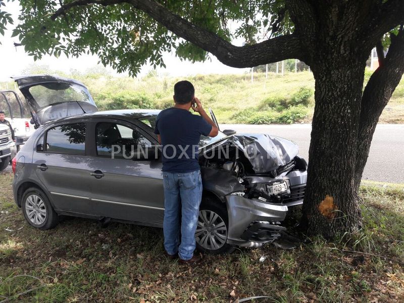 SE IMPACTAN CONTRA UN ÁRBOL EN CAMELLÓN CENTRAL EN CARRETERA NACIONAL, PASAJEROS RESULTAN ILESOS.