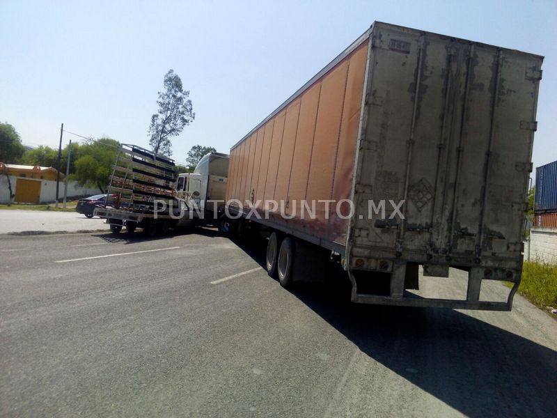 CHOQUE EN CARRETERA NACIONAL ENTRE UN TRÁILER Y UNA CAMIONETA.