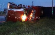 VOLCADURA DE TRÁILER EN MONTEMORELOS, REPORTAN SOLO DAÑOS MATERIALES.