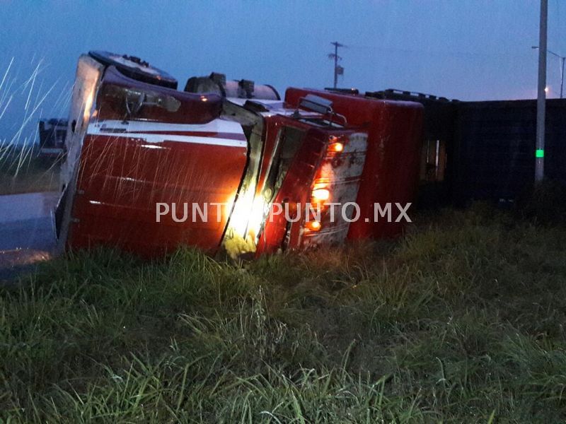 VOLCADURA DE TRÁILER EN MONTEMORELOS, REPORTAN SOLO DAÑOS MATERIALES.