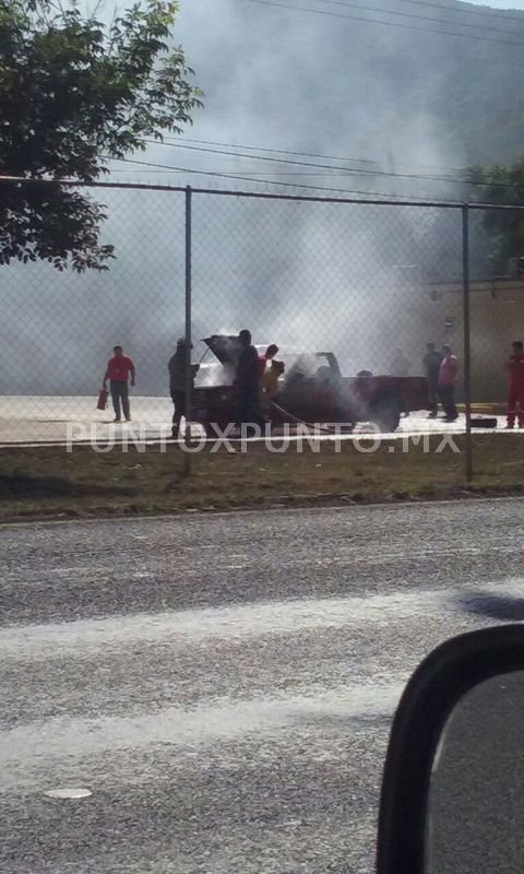 CORTOCIRCUITO GENERA INCENDIO EN UN VEHÍCULO MOVILIZA A PROTECCIÓN CIVIL Y BOMBEROS EN SANTIAGO.