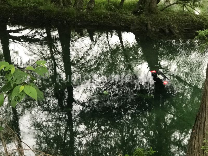 LE FALLAN LOS FRENOS CARRO TERMINA EN UN RIO EN COMUNIDAD DE MONTEMORELOS.