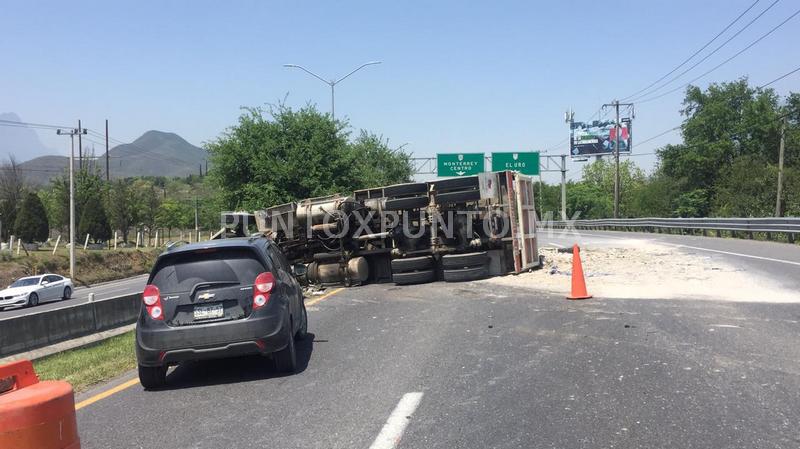 CAMIÓN VUELCA EN LA CARRETERA NACIONAL A LA ALTURA DEL URO.