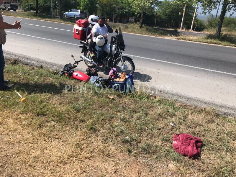 LES DA CERRON UN TRÁILER, CAEN DE MOTOCICLETA EN CARRETERA NACIONAL, SON TRASLADADOS A HOSPITAL.