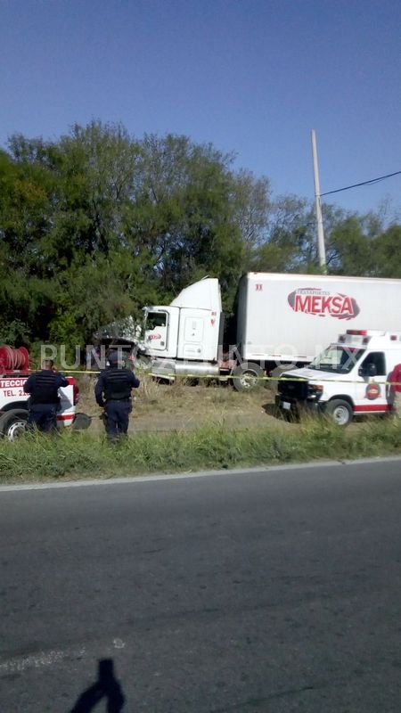 CONFIRMAN, MUEREN CUATRO EN CHOQUE FRONTAL DE TRÁILER Y AUTO, UNA DE LAS VICTIMAS ERA UNA NIÑA DE 9 AÑOS.