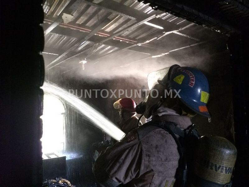 INCENDIO EN DOMICILIO MOVILIZA A PROTECCIÓN CIVIL Y BOMBEROS DE SANTIAGO.