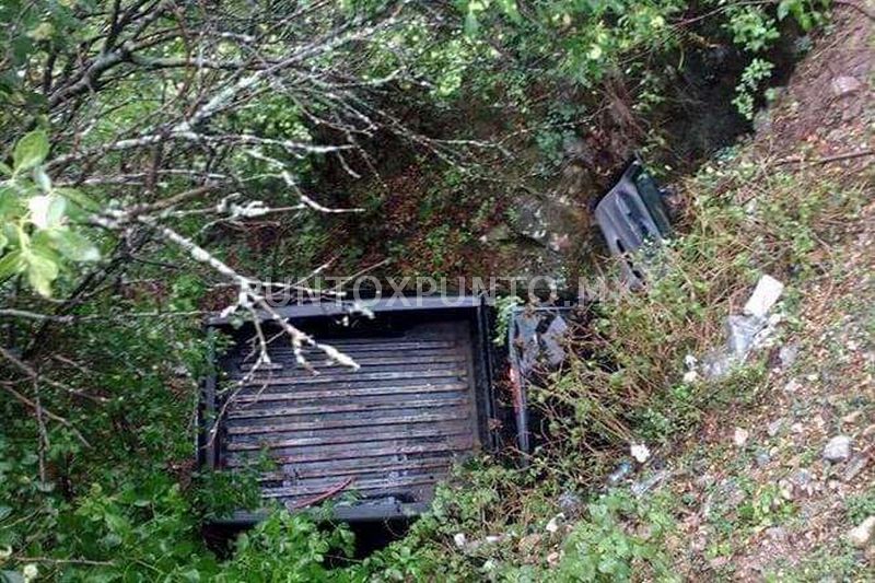 SE SALVA FAMILIA AL PARTICIPAR EN ACCIDENTE EN SIERRA AL SUR DEL ESTADO.