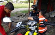 CONDUCTOR DE MOTO SE PASA ALTO CHOCA CON UN AUTO DE RECIENTE MODELO.