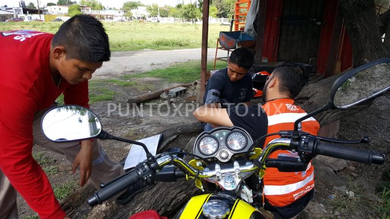 CONDUCTOR DE MOTO SE PASA ALTO CHOCA CON UN AUTO DE RECIENTE MODELO.