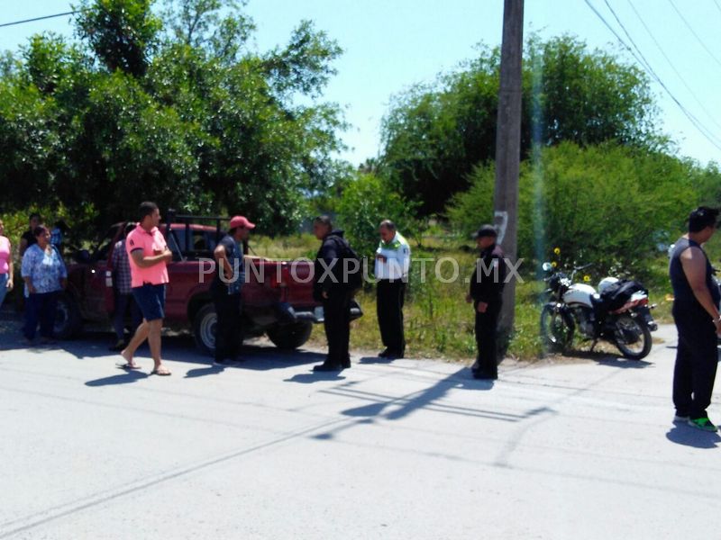 CHOQUE CRUCE DE CALLES EN MONTEMORELOS, REPORTAN SOLO DAÑOS MATERIALES.