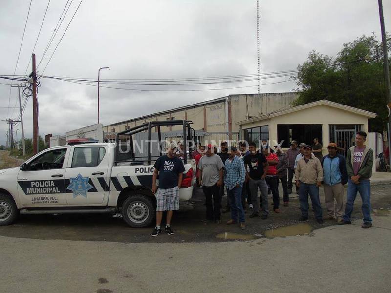 PARAN LABORES EN FABRICA DE MUEBLES ALREDEDOR DE CIEN EMPLEADOS EN LINARES, PROTESTAN POR NO RECIBIR LO QUE MARCA LA LEY.