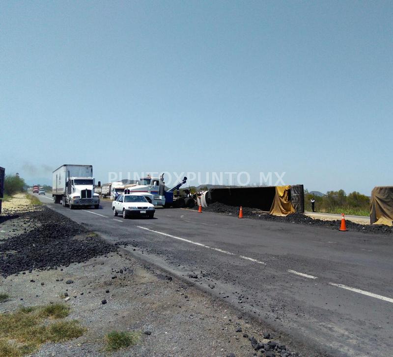 VOLCADURA EN CARRETERA NACIONAL EN MMORELOS, CHOFER RESULTA LESIONADO.