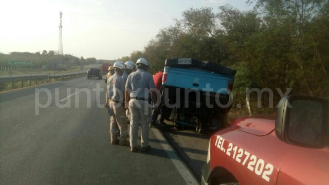 VOLCADURA EN LA CARRETERA NACIONAL EN EL MUNICIPIO DE LINARES REPORTAN DAÑOS MATERIALES.