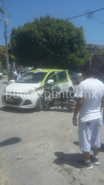 CHOQUE ENTRE UNA MOTO Y UN TAXI MOTOCICLISTA RESULTA HERIDO ES TRASLADADO AL HOSPITAL.