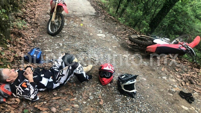 MOTOCICLISTA RESULTA HERIDO AL CAER, SE MOVIZAN EN SIERRA ENTRE SANTIAGO Y ALLENDE.