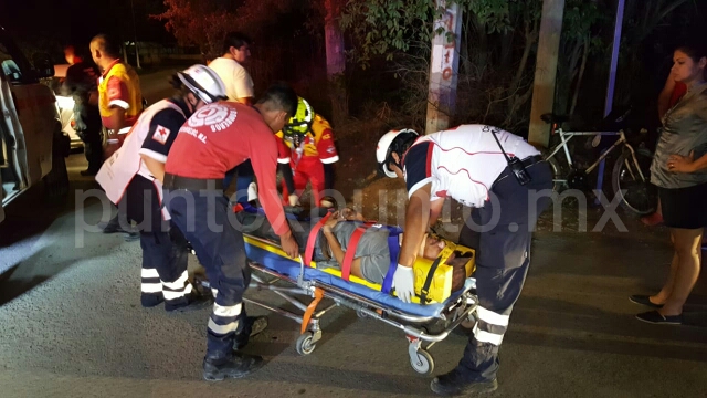 CONDUCIA EN SENTIDO CONTRARIO, CHOCA CON UN VEHÍCULO EN MONTEMORELOS, TRASLADAN A CICLISTA HERIDO.