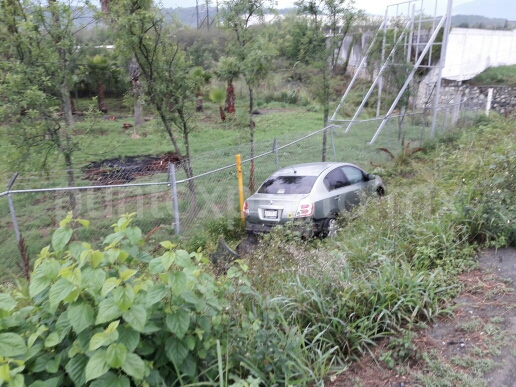 CONDUCTOR DE VEHÍCULO DERRAPA, SALE DE LA CARRETERA NACIONAL MONTEMORELOS.