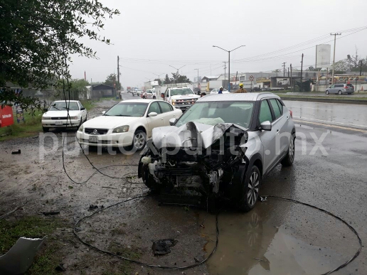 MUJER DERRAPA, PIERDE CONTROL Y CHOCA EN CARRETERA NACIONAL EN ALLENDE, REPORTAN DAÑOS MATERIALES.