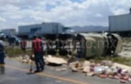 VOLCADURA DE TRÁILER MOVILIZA A LAS AUTORIDADES, SE ROBAN LA CARGA QUE TRANSPORTABA.