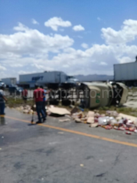 VOLCADURA DE TRÁILER MOVILIZA A LAS AUTORIDADES, SE ROBAN LA CARGA QUE TRANSPORTABA.