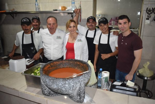 Visita Javier Treviño negocios de la localidad para presentar propuestas de trabajo