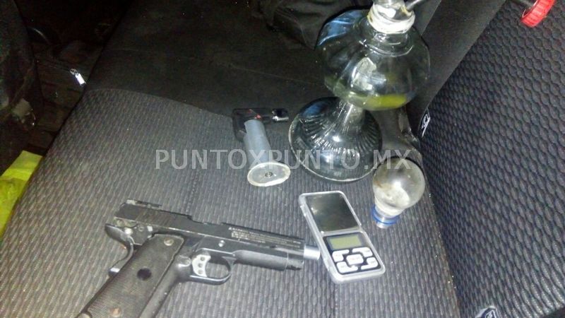 LES ENCUENTRAN CRISTAL, ARMA DE FUEGO Y OBJETOS PARA USO DE DROGA, SON DETENIDOS POR POLICIAS DE ALLENDE.