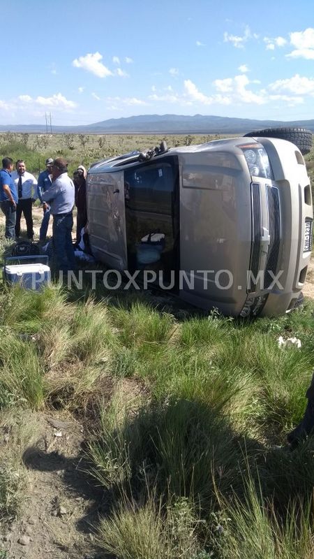 TRES PERSONAS HERIDAS EN VOLCADURA EN CARRETERA.