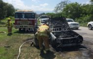 CORTO CIRCUITO ACABA INCENDIANDO VEHÍCULO EN ALLENDE.