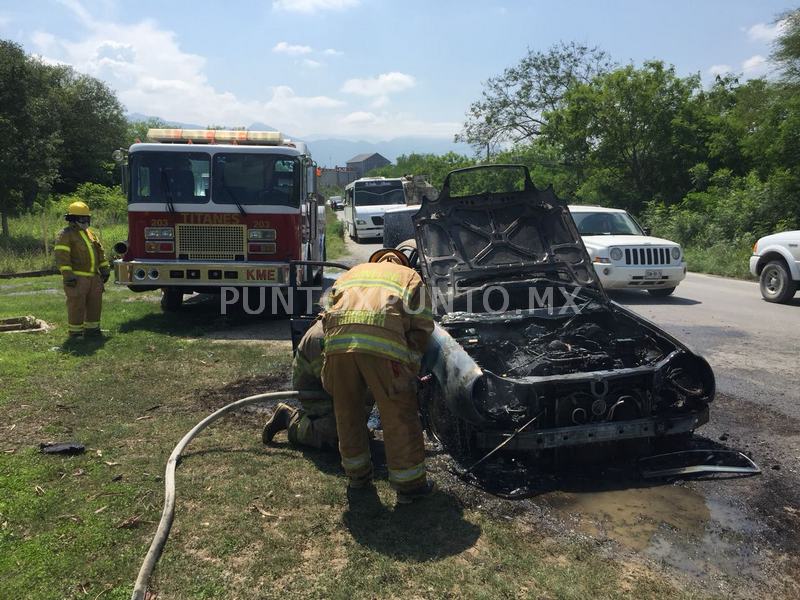 CORTO CIRCUITO ACABA INCENDIANDO VEHÍCULO EN ALLENDE.