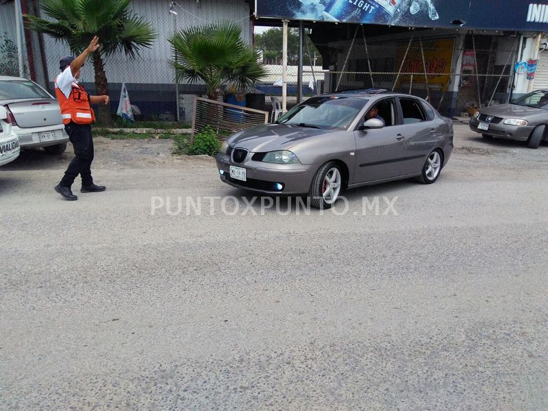 CHOQUE ENTRE MOTO Y AUTO EN AVENIDA DE MONTEMORELOS, REPORTAN LESIONADO.