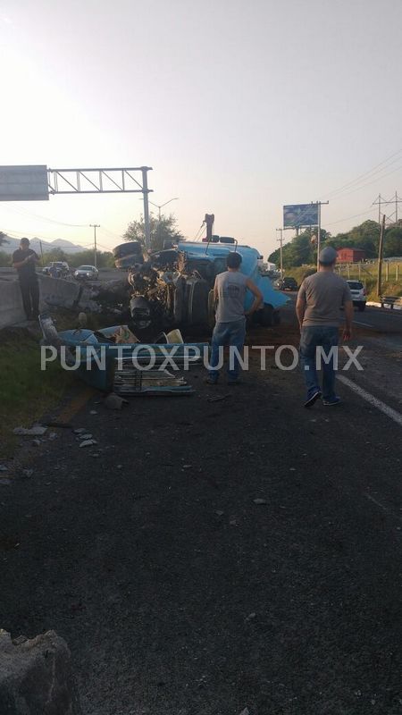 VOLCADURA DE TRAILER EN CARRETERA NACIONAL, REPORTAN DAÑOS MATERIALES Y CIERRE DE VIALIDAD.