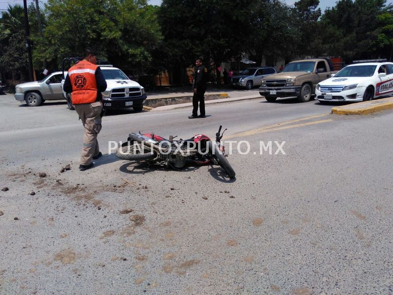 CHOQUE EN AVENIDA DE MMORELOS, ENTRE CAMIONETA Y MOTO, RESULTA MOTOCICLISTA LESIONADO.