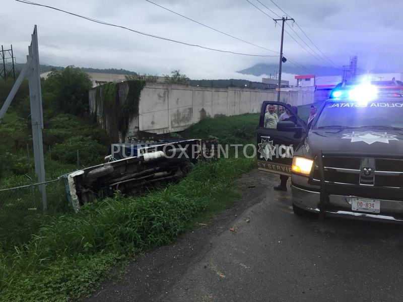 VUELCA CAMIÓN DE CARGA EN CARRETERA NACIONAL, CHOFER RESULTA ILESO.