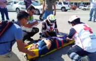 CHOQUE EN CRUCE DE AVENIDA EN MONTEMORELOS, MUJER QUIEN VIAJABA EN MOTO RESULTA HERIDA.