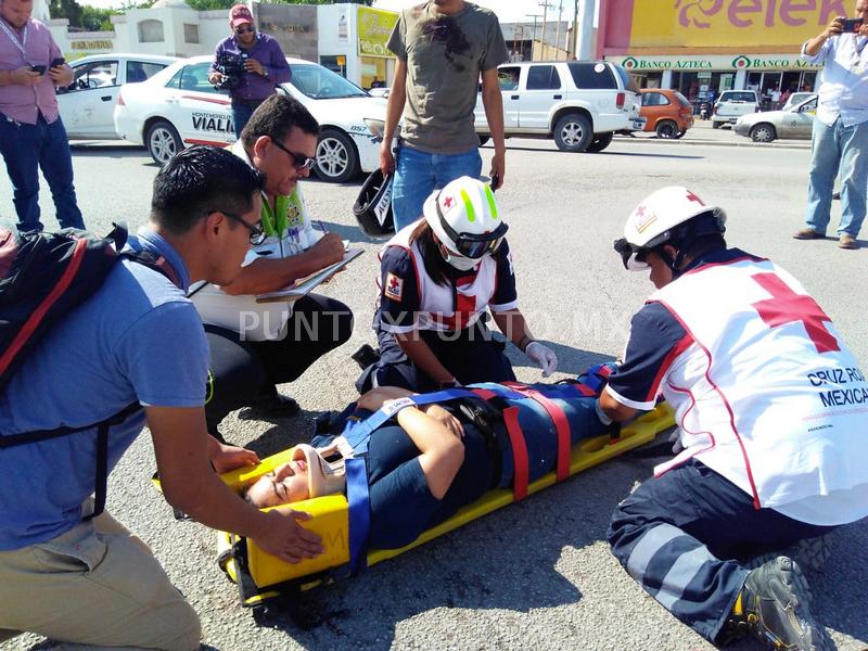 CHOQUE EN CRUCE DE AVENIDA EN MONTEMORELOS, MUJER QUIEN VIAJABA EN MOTO RESULTA HERIDA.