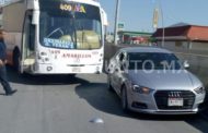 CHOQUE POR ALCANCE ENTRE UN AUTOBÚS Y UN VEHÍCULO EN ALLENDE, REPORTAN DAÑOS MATERIALES.