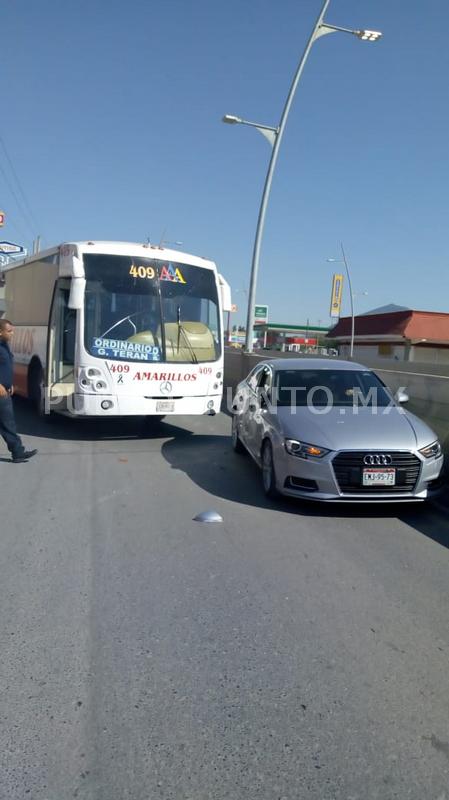 CHOQUE POR ALCANCE ENTRE UN AUTOBÚS Y UN VEHÍCULO EN ALLENDE, REPORTAN DAÑOS MATERIALES.