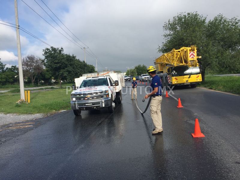 DERRAME DE ACEITE EN CARRETERA MOVILIZA A PROTECCIÓN CIVIL DE ALLENDE.